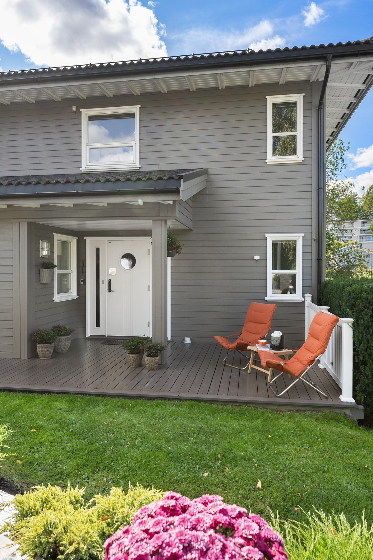 En innholdsrik, arkitekttegnet enebolig i tre etasjer Galleribilde