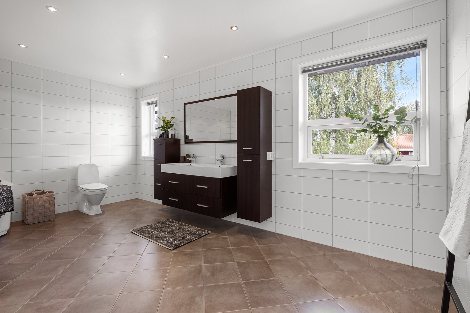 Servantinnredning med god oppbevaringsplass Galleribilde