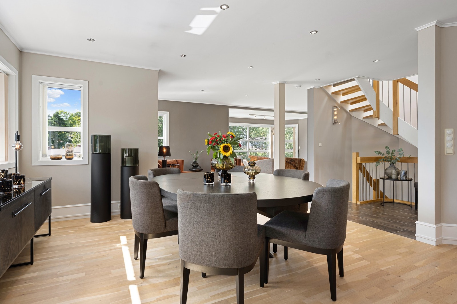 Et åpent, lyst og luftig oppholdsrom med kjøkken, spisestue og stue Galleribilde