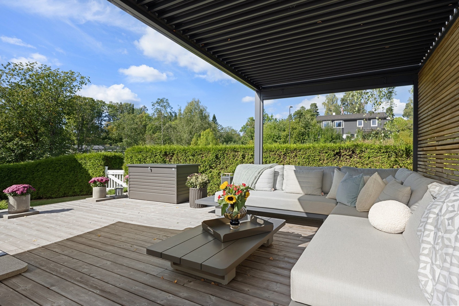 En nydelig uteplass med pergola og jacuzzi Galleribilde