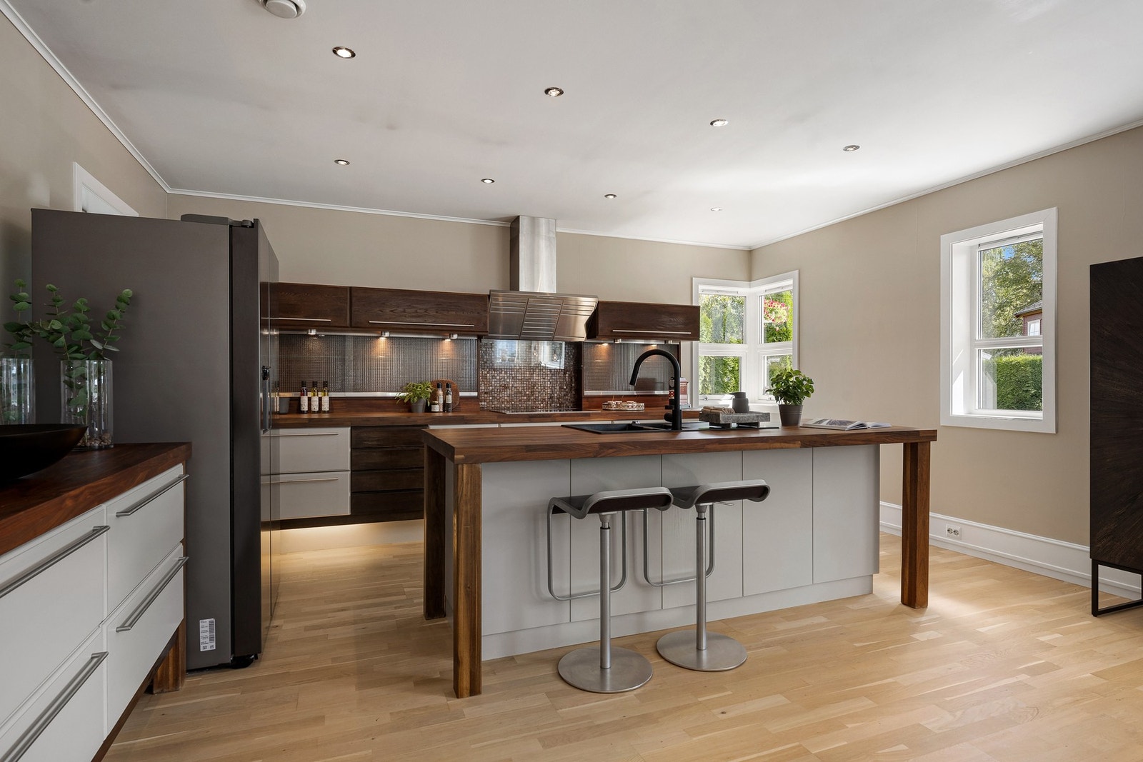 Lyst og luftig kjøkken med stor, sosial kjøkkenøy Galleribilde