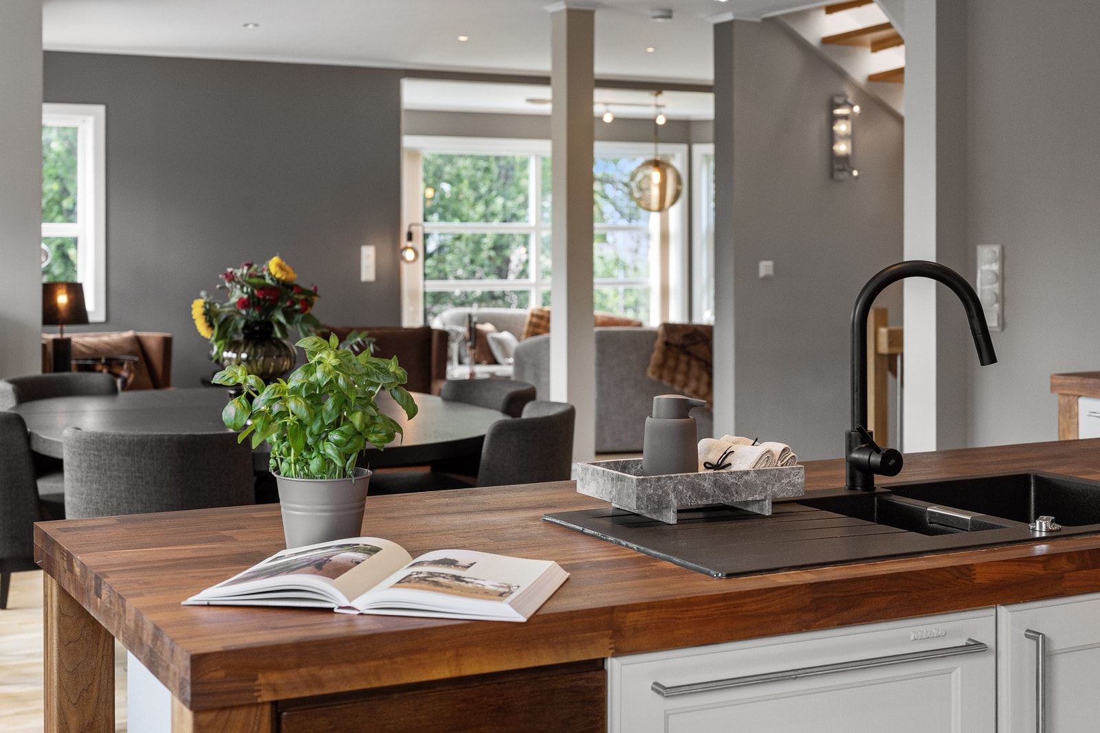 Et flott kjøkken i åpen løsning mot spisestue Galleribilde