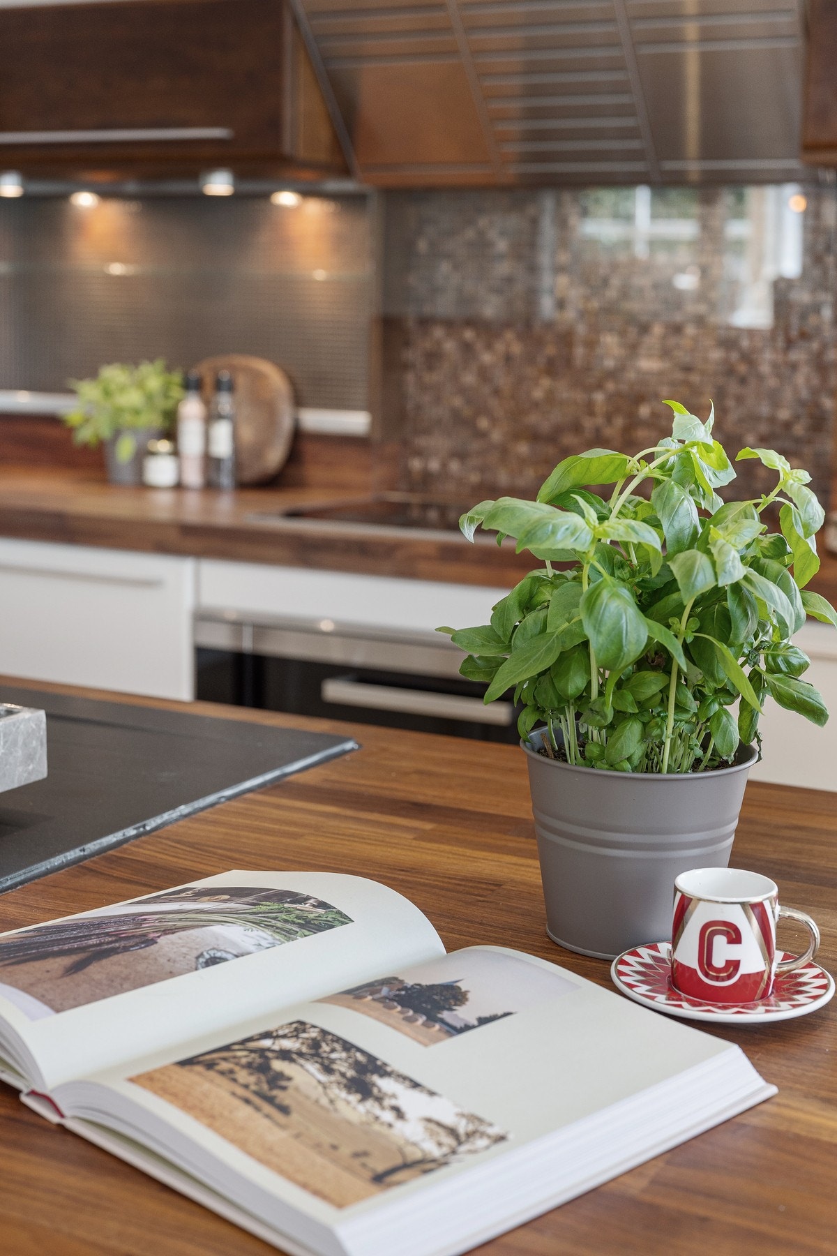 Tidløs innredning med benkeplate i valnøtt Galleribilde