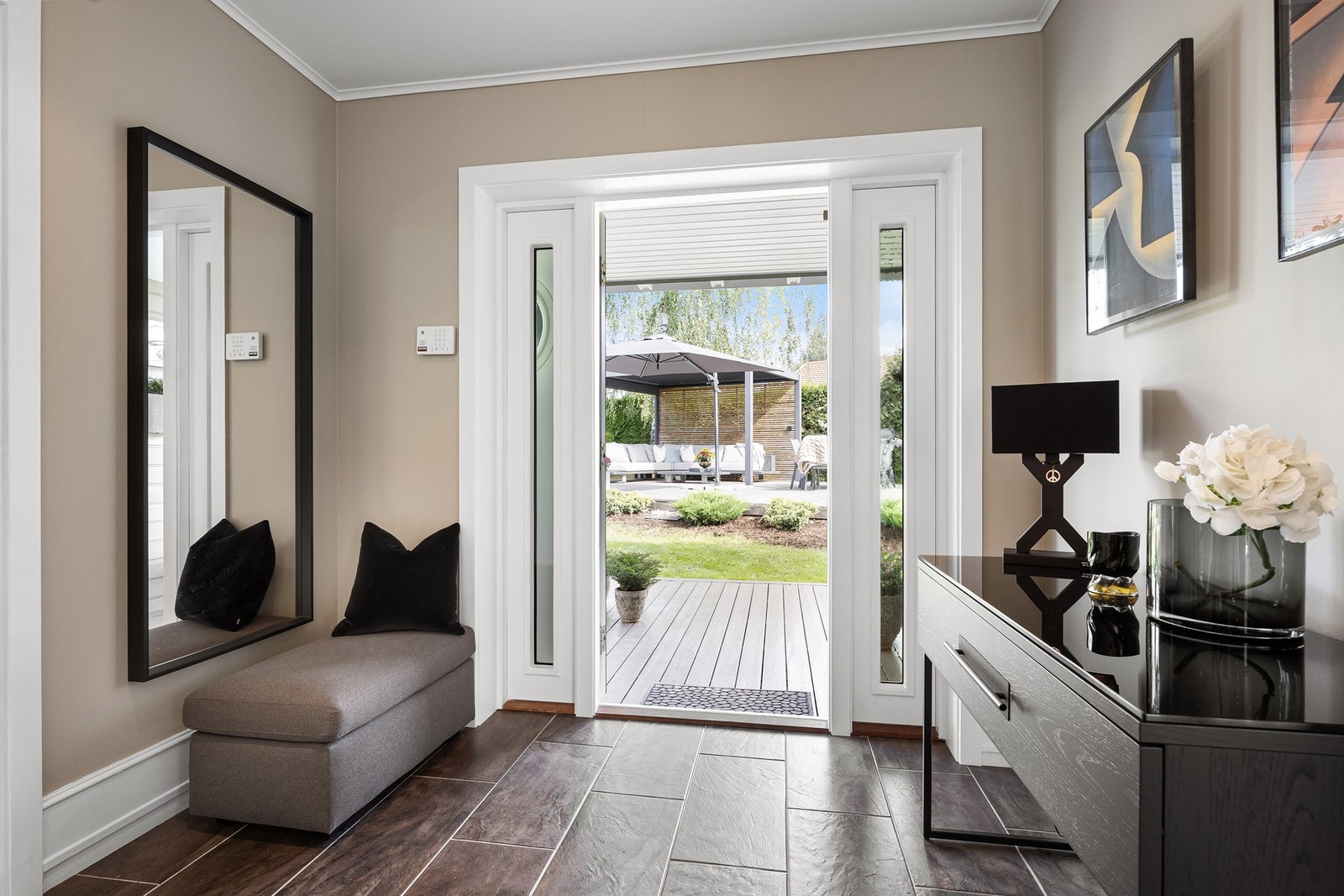 Flislagt entré med gulvvarme Galleribilde