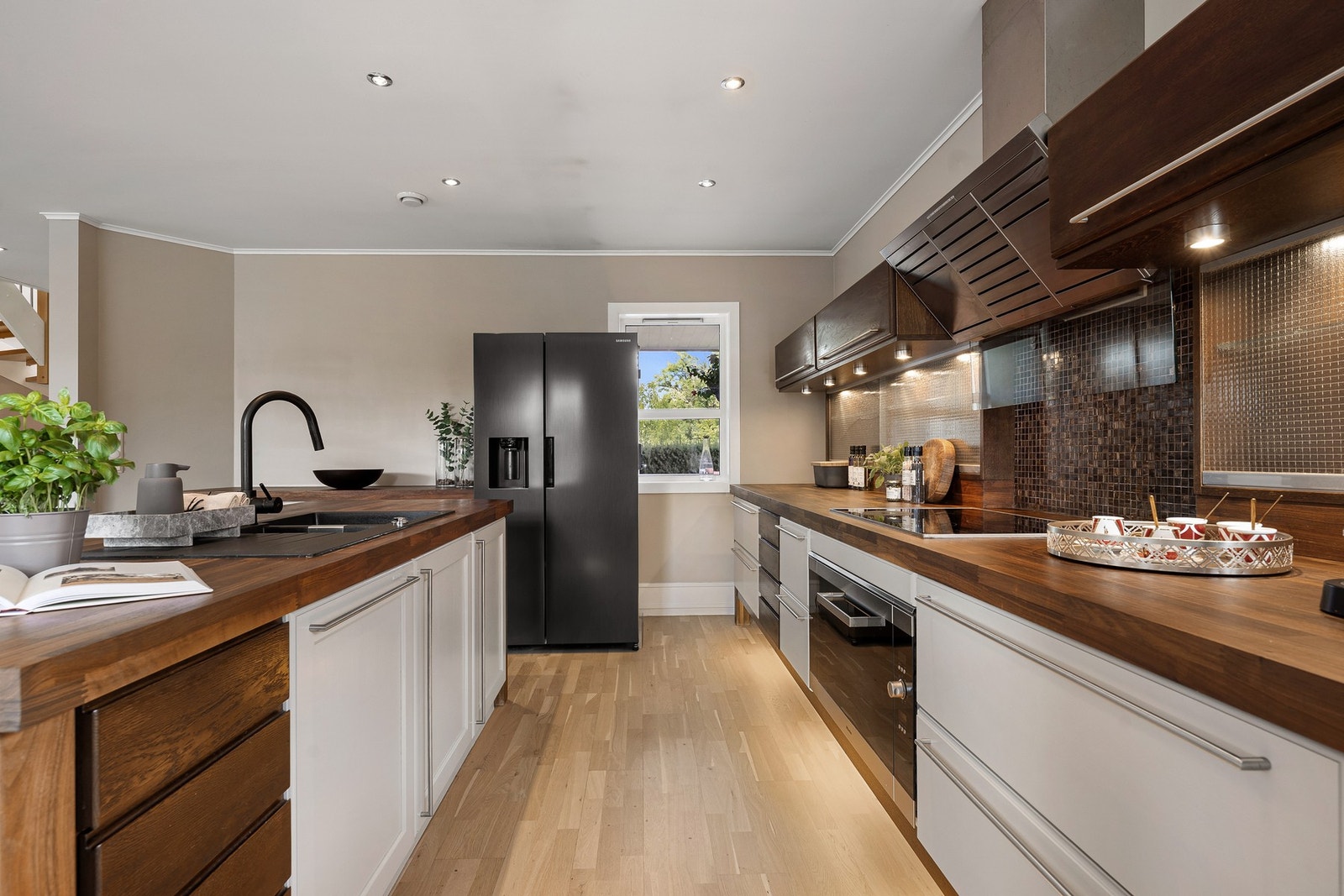 Effektivt og funksjonelt innredet med god skap- og benkeplass Galleribilde