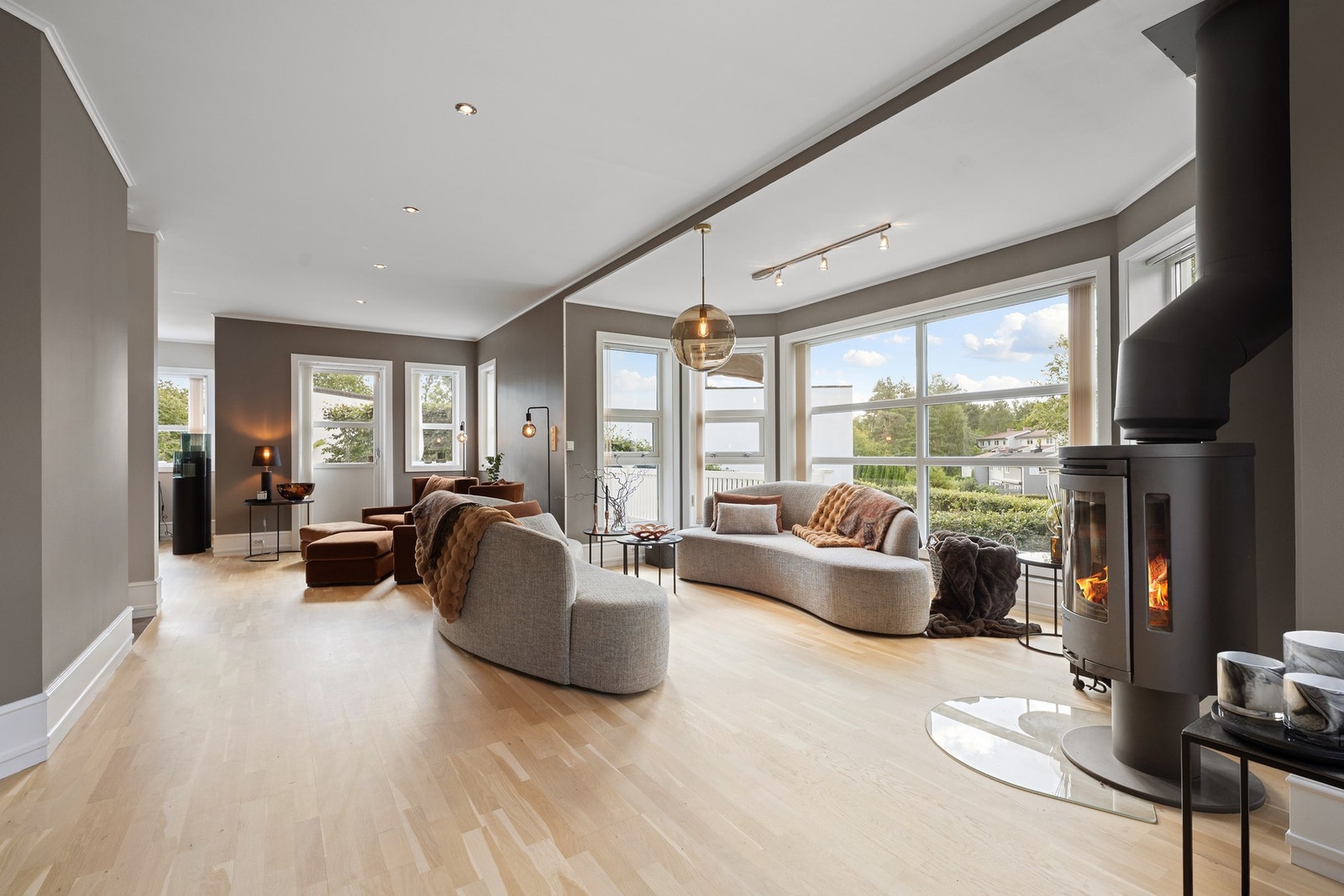 Store vinduer gir rommene svært gode lysforhold Galleribilde