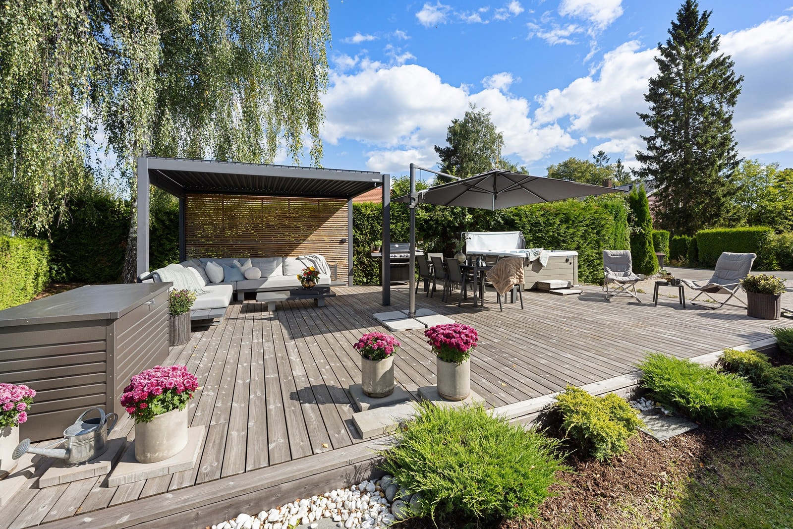 Flott, påkostet uteplass med meget gode solforhold Galleribilde