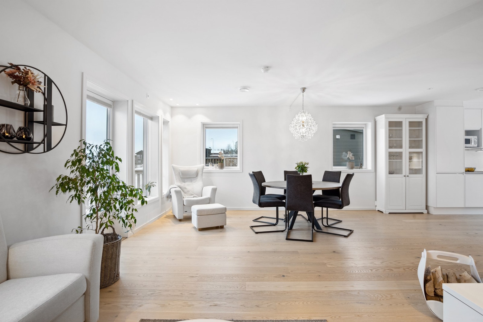 Flott parkettgulv i stue og kjøkken, og godt med naturlig lys Galleribilde