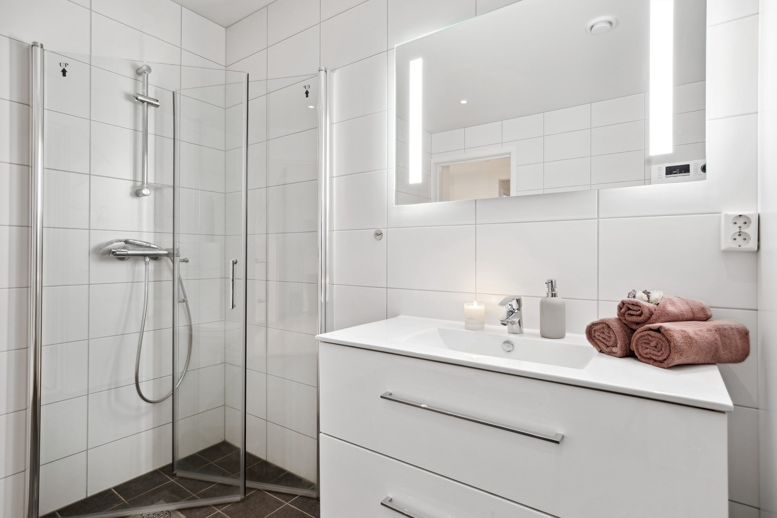 Praktiske, innfellbare dusjdører - en plassbesparende løsning! Galleribilde