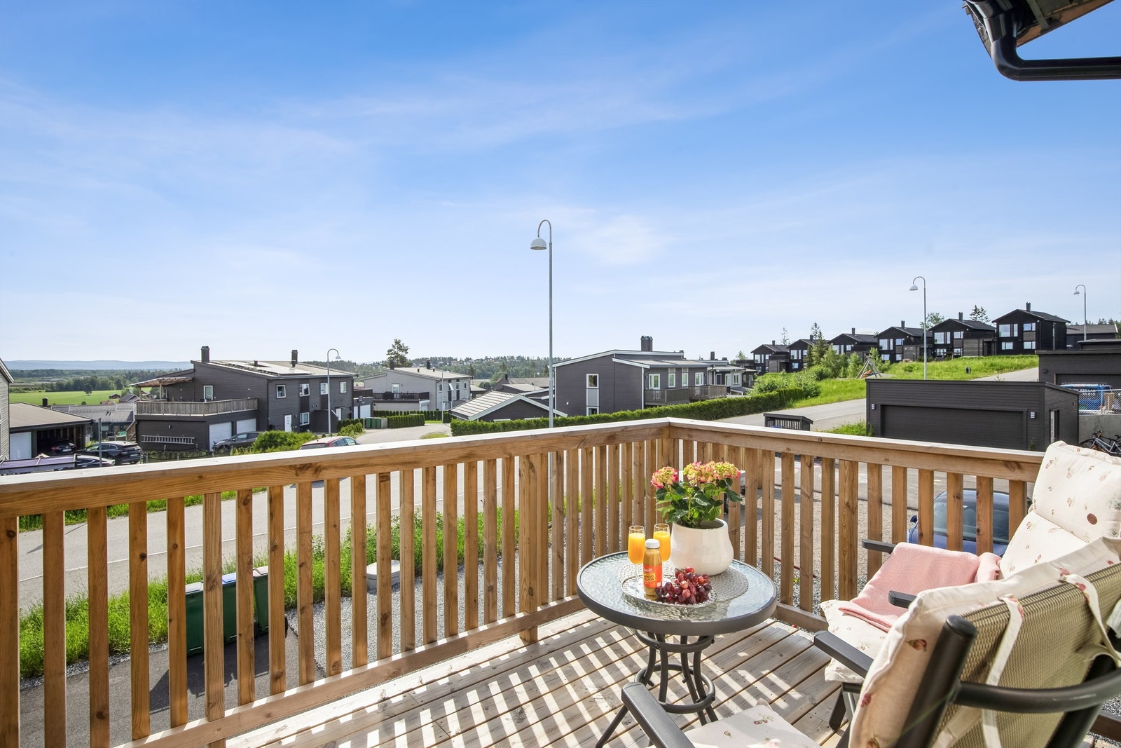 Romslig balkong med utgang fra stuen. Flott utsikt! Galleribilde