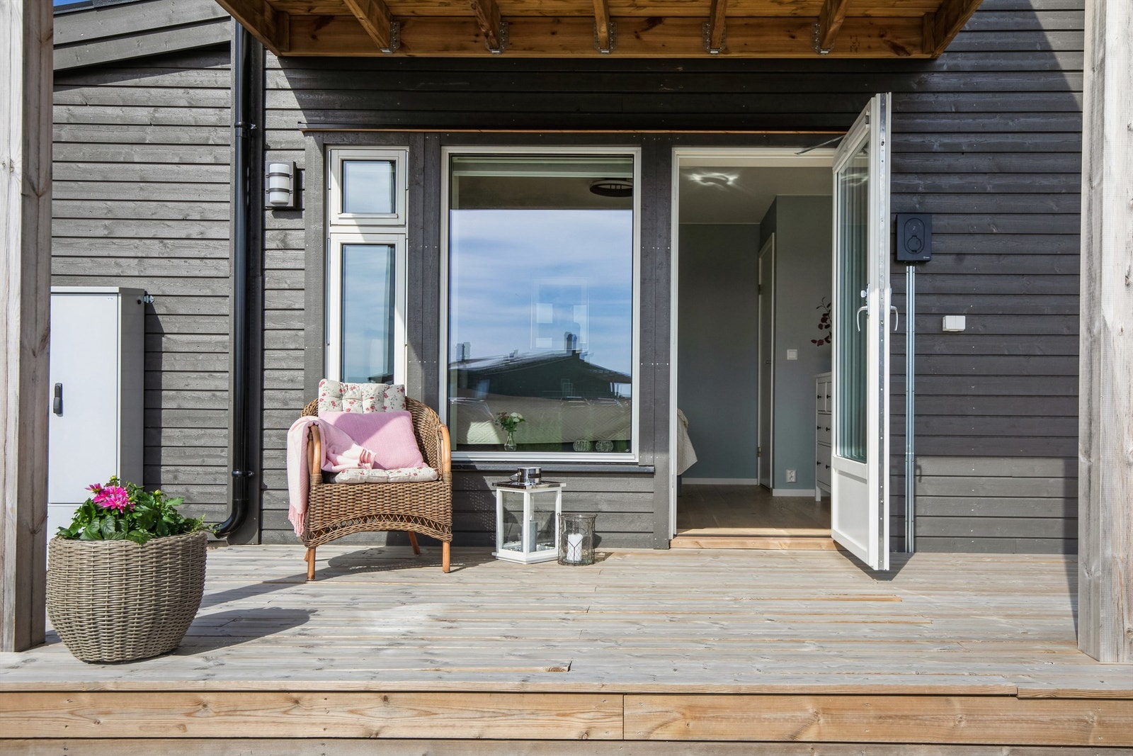 Fra hovedsoverommet er det utgang til en koselig platting på fremsiden av boligen. Galleribilde