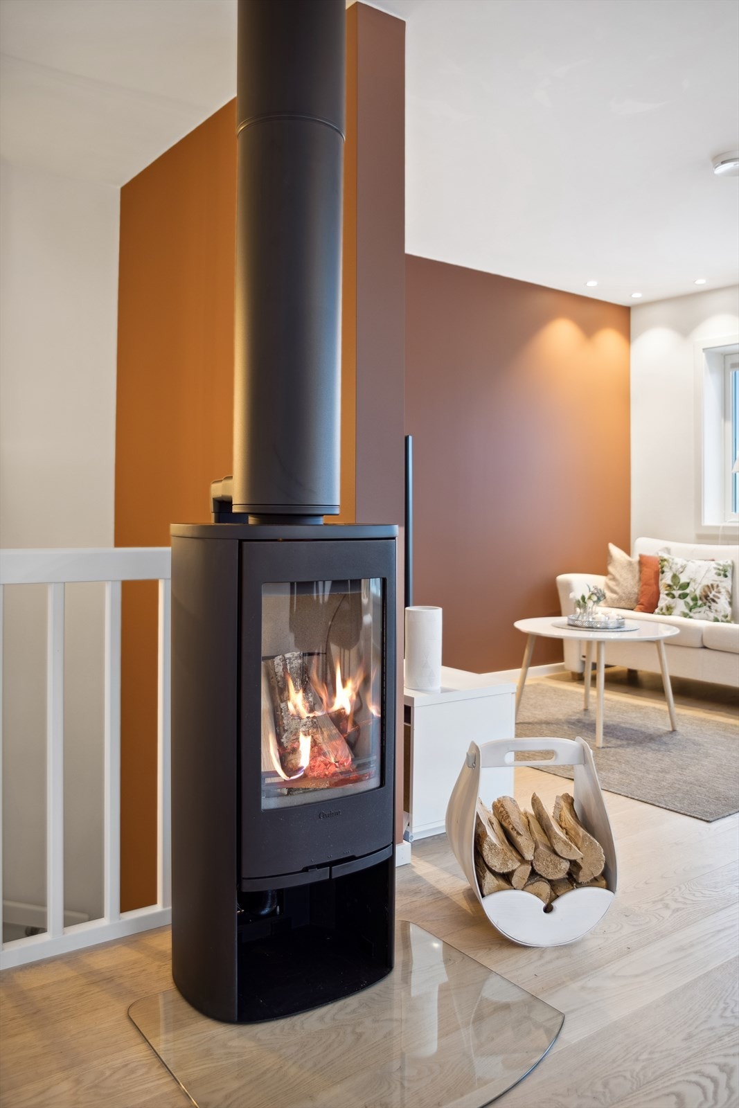 En dekorativ og lite plasskrevende peisovn gir god varme og er et blikkfang i rommet Galleribilde