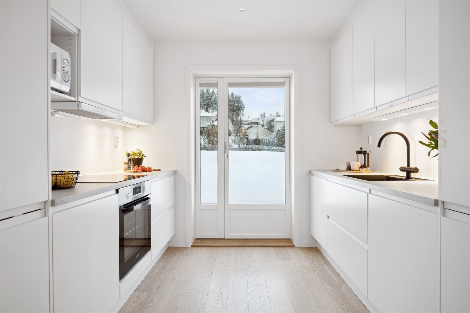 Utgang fra kjøkken til vestvendt terrasse på ca 16 m2 Galleribilde