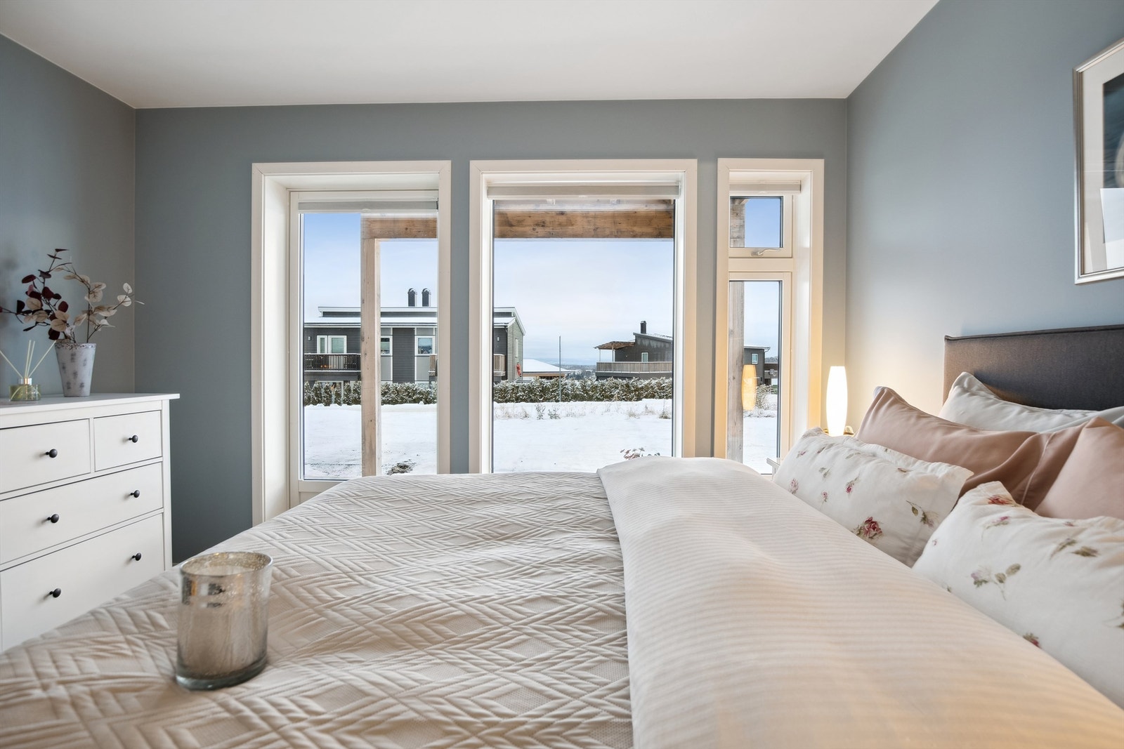 Fra dette soverommet er det utgang til overbygget, østvendt platting Galleribilde