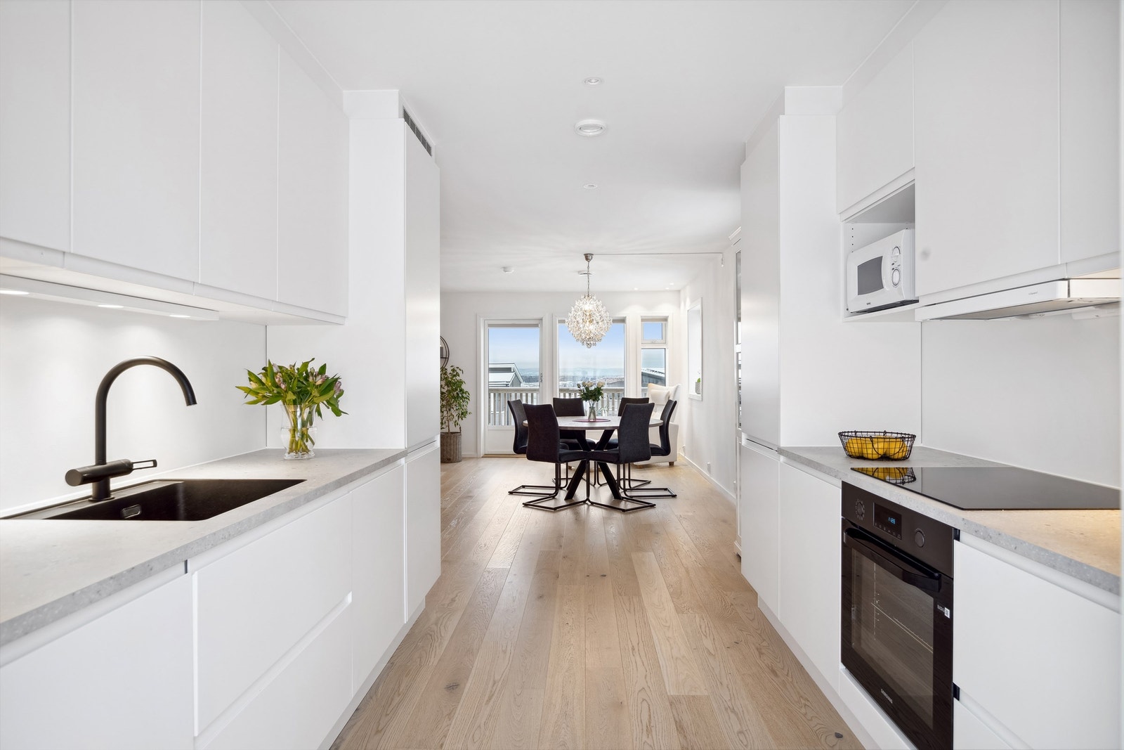 Stilrent kjøkken, med slette fronter og laminerte benkeplater Galleribilde