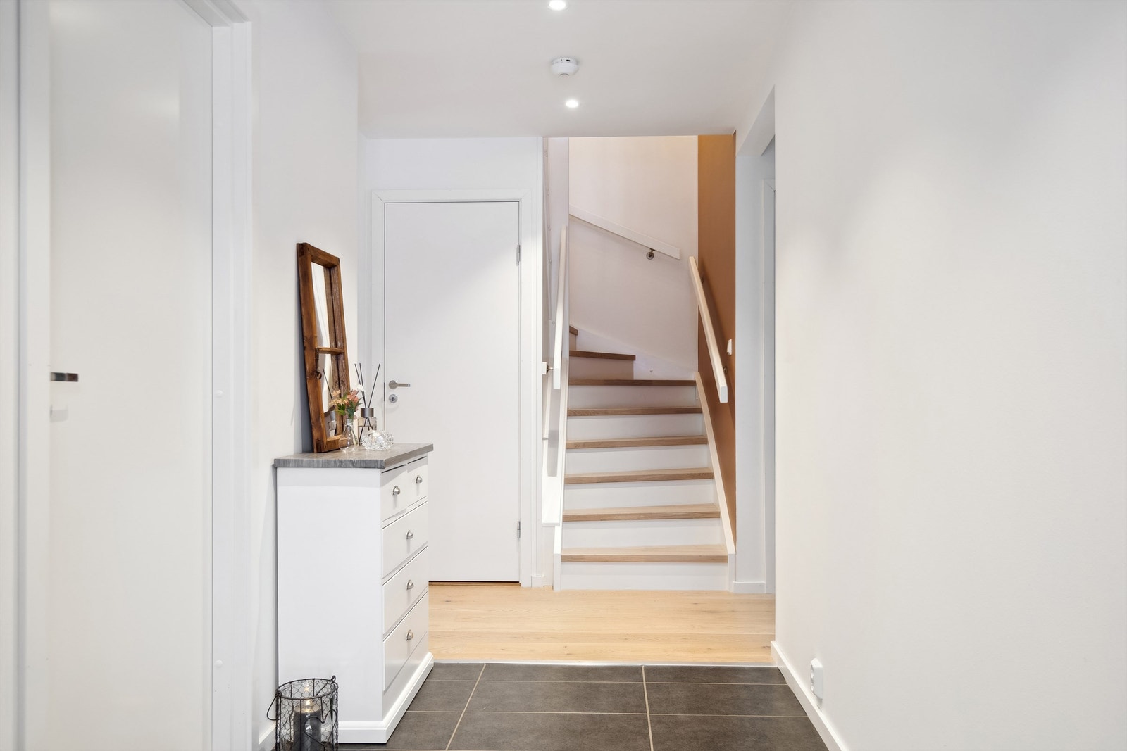 Velkommen inn! Varme i gulv under fliser i hallen Galleribilde