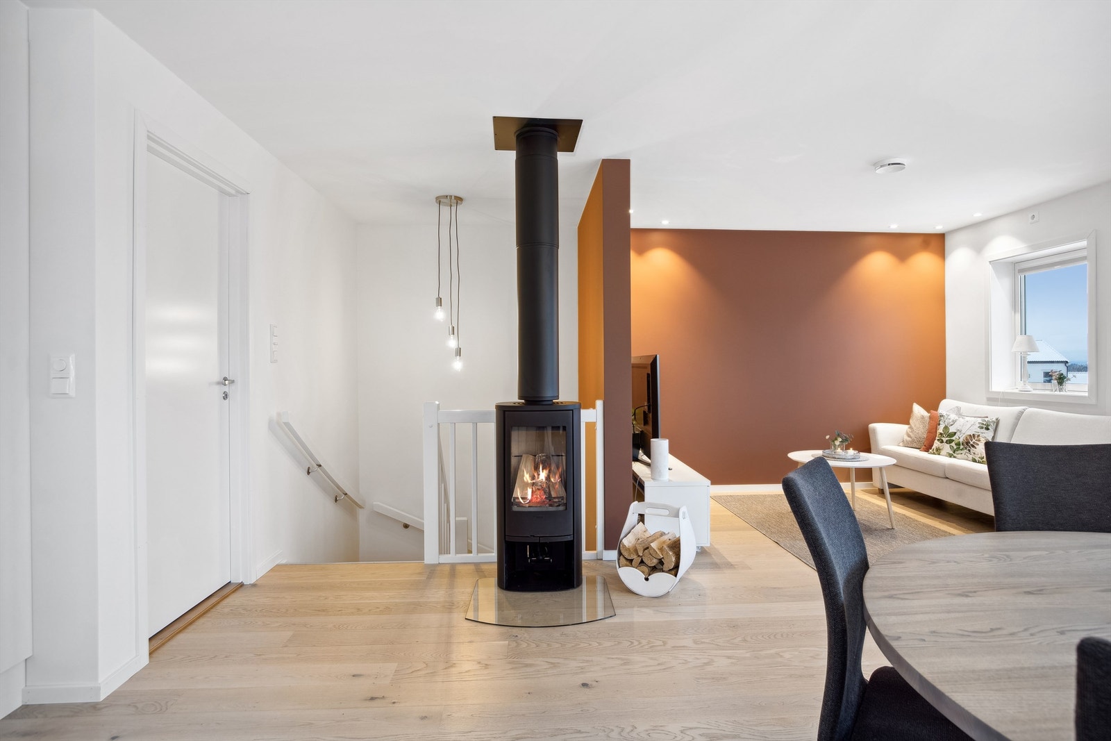 Lyst og innbydende, med en spennende kontrastfarge i sofahjørnet Galleribilde