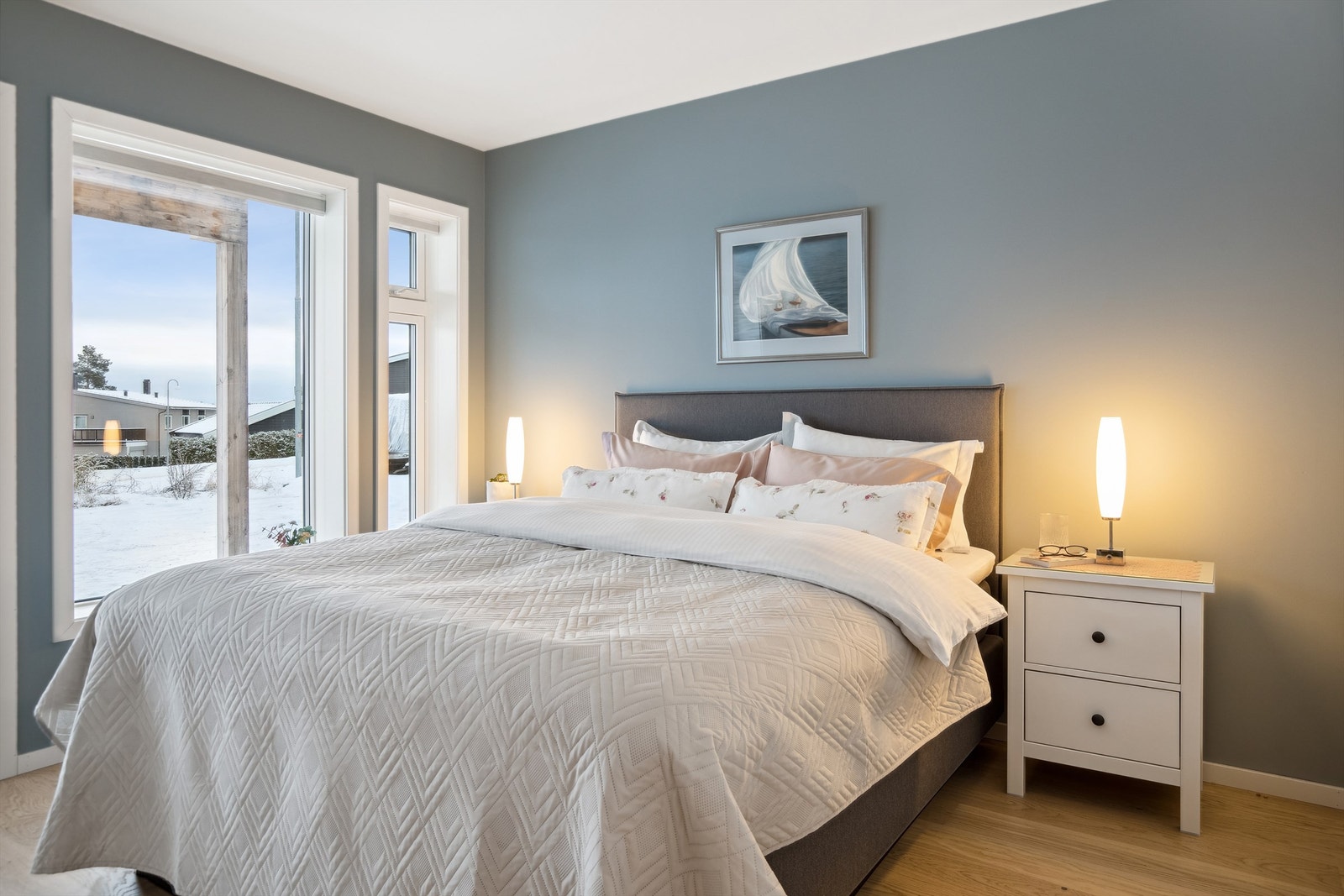 De store vinduene bidrar til lys og luftig atmosfære Galleribilde