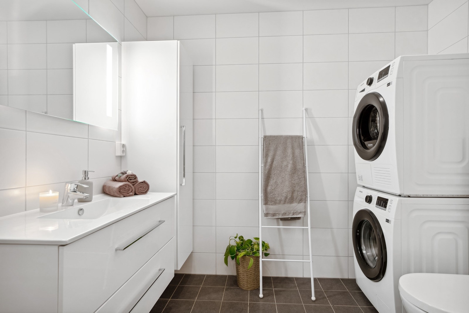 Flislagt bad med gulvvarme. Ekstra høyskap gir godt med oppbevaringsplass. Galleribilde