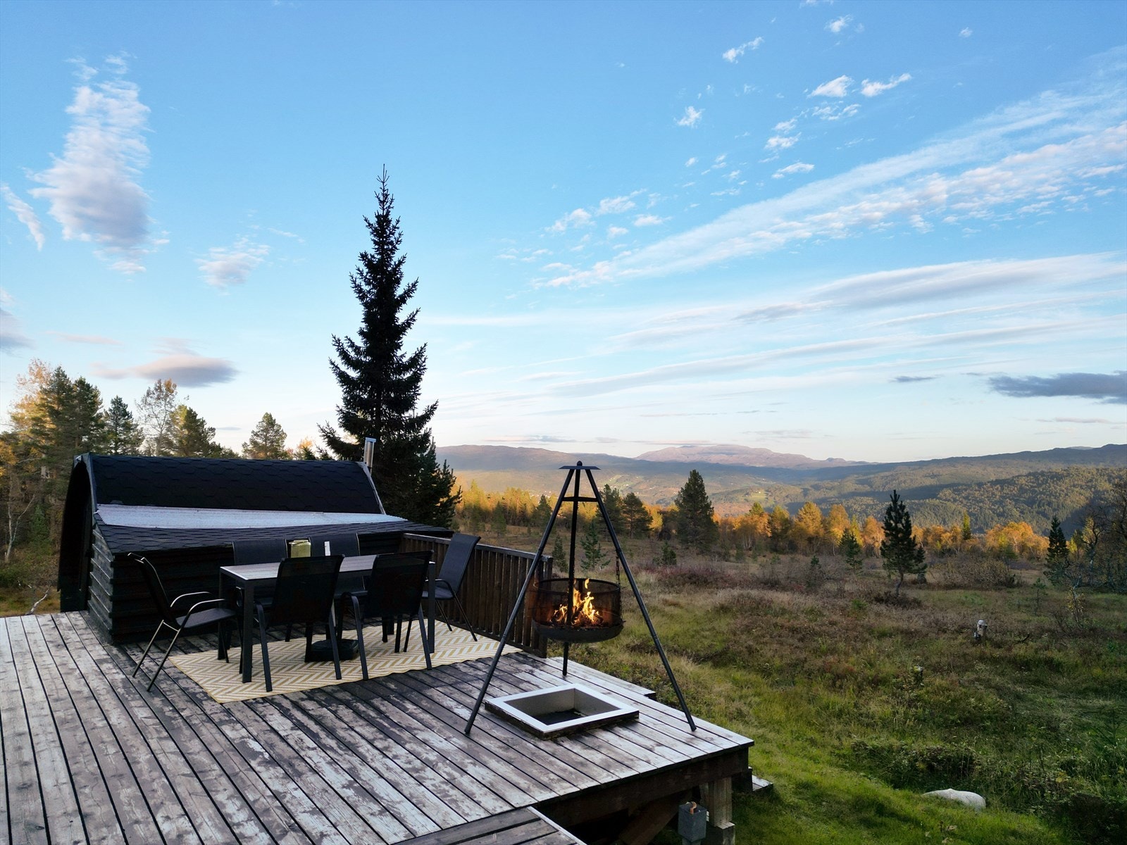 Storslagen utstikt mot Resfjellet og Trollheimen. Galleribilde