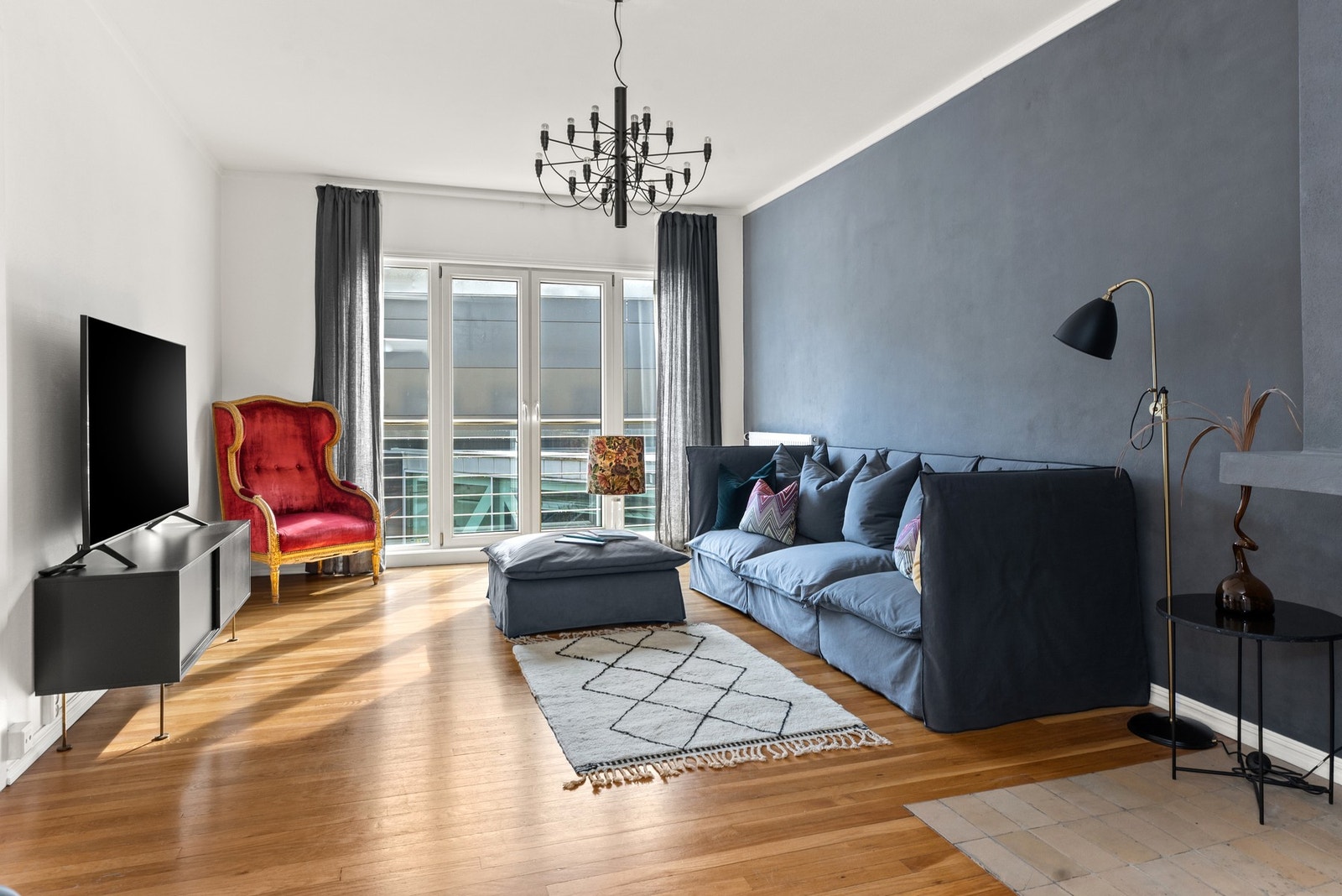 To av vinduene har franske balkonger som tilfører ekstra lys og luft Galleribilde