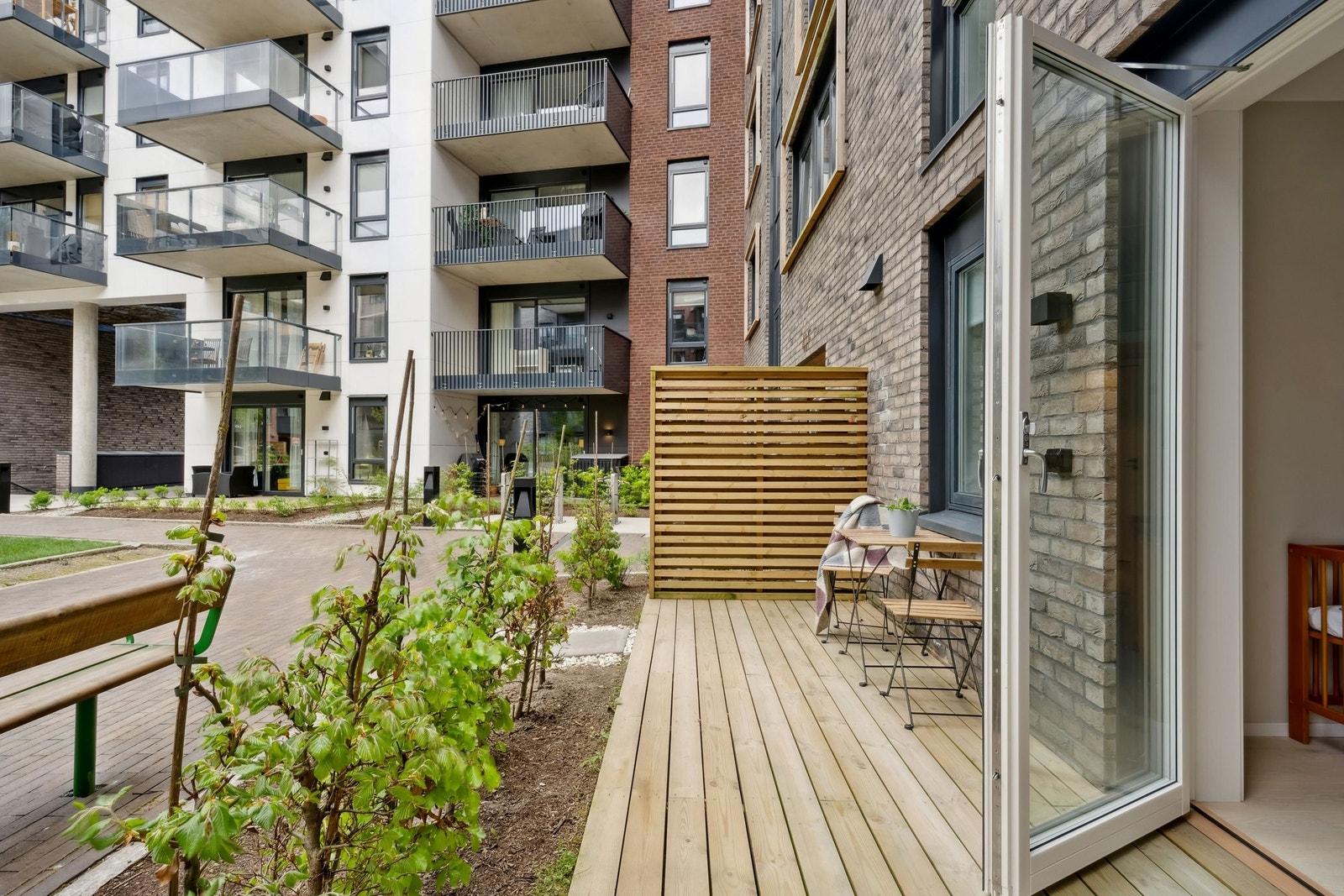 Terrasse på 9 m2 mot bakgård Galleribilde
