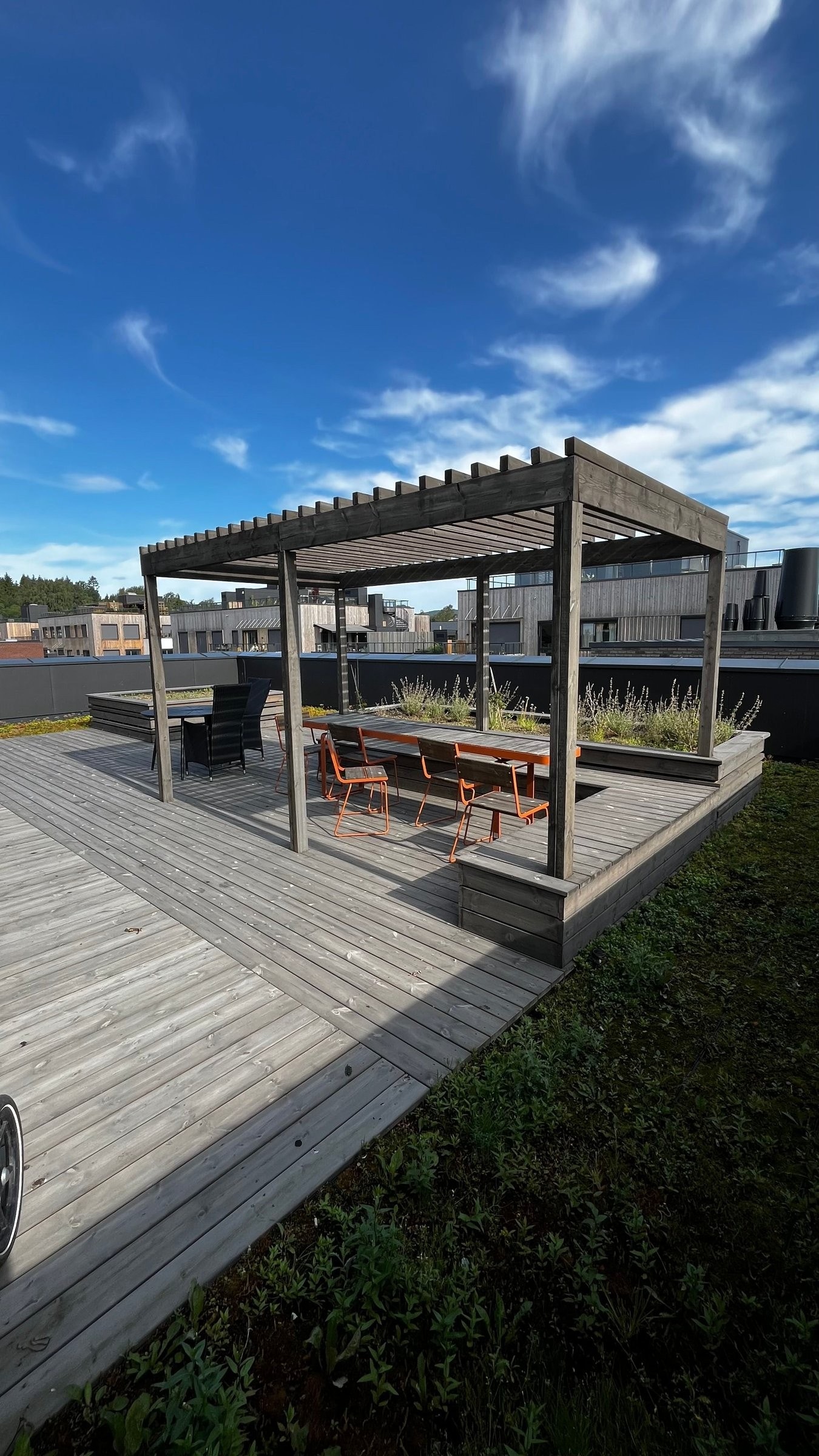 Begge takterrassene har pergola, bord og sitteplasser til felles bruk for alle leilighetene i Stilla. Bilde fra takterrassen i E. Galleribilde