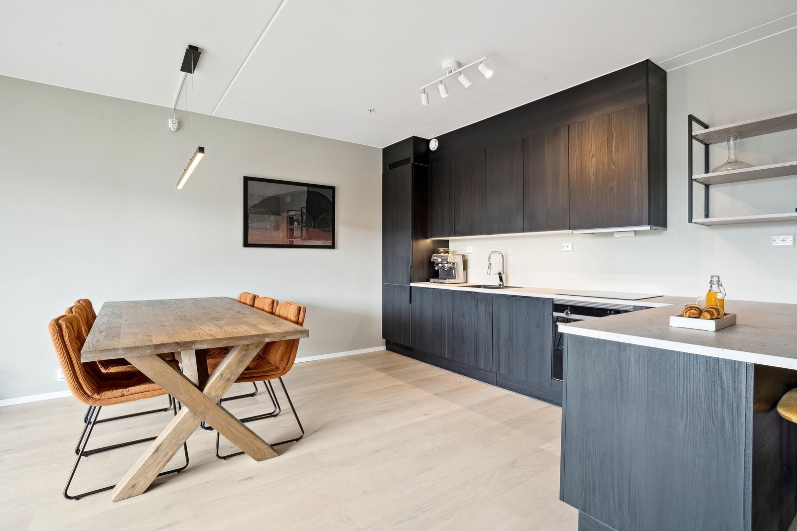 Stor stue-kjøkkenløsning på 35,5 m2 Galleribilde