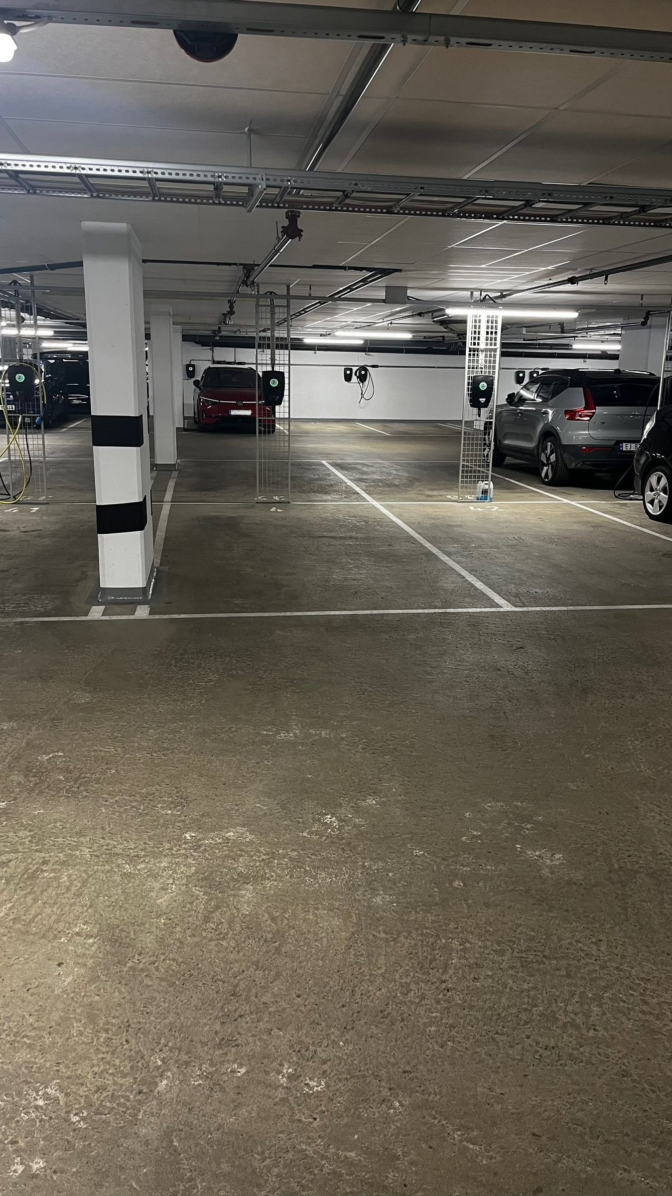 Parkeringsplass (nr. 4) med ladeboks kan kjøpes for 700.000,-. Ved kjøp av garasjeplass påløper eierskiftegebyr. Galleribilde