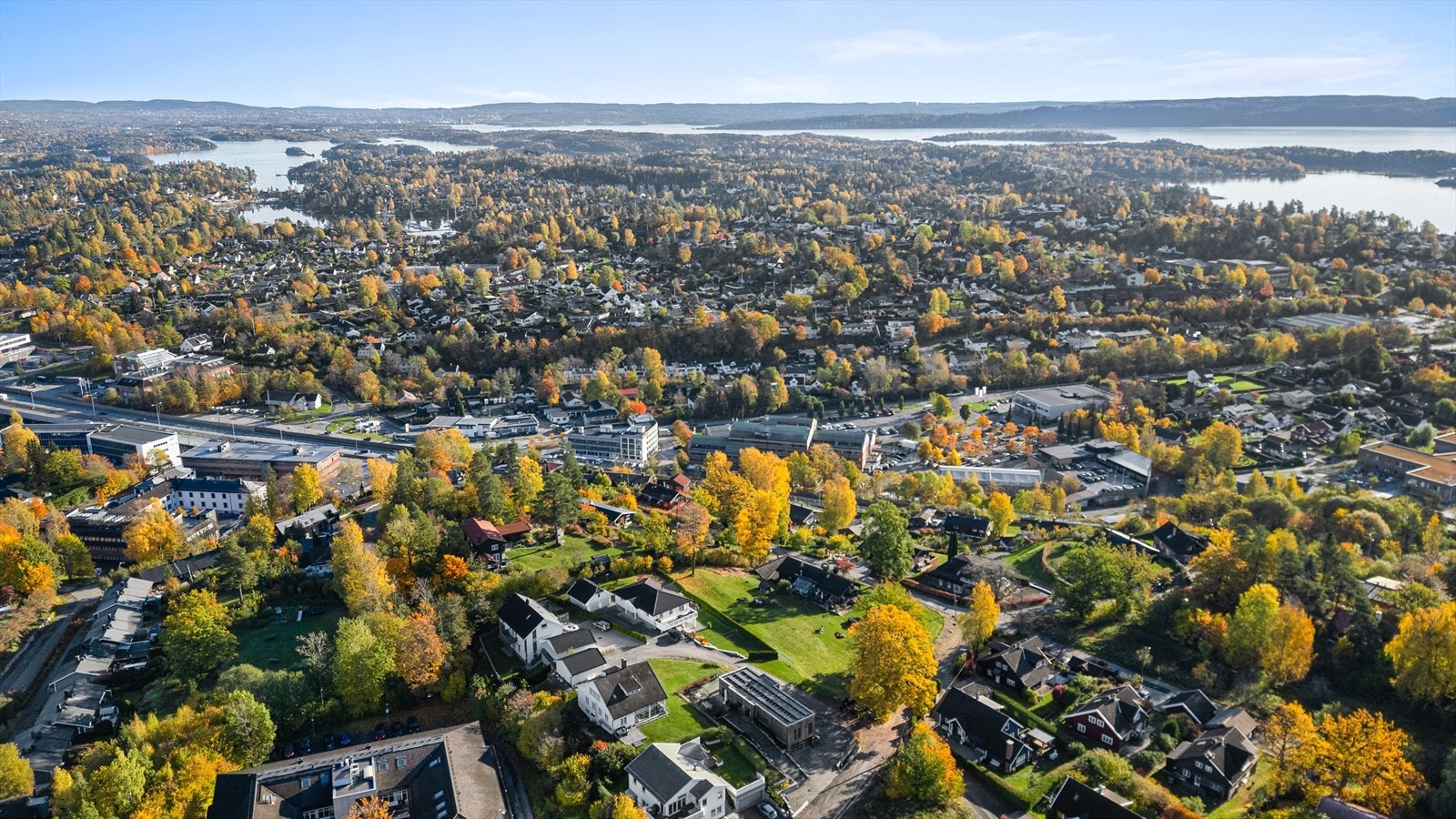 Tomten ligger i et rolig og etablert boligområde omgitt av natur og nabolag med eneboliger og rekkehus. Galleribilde