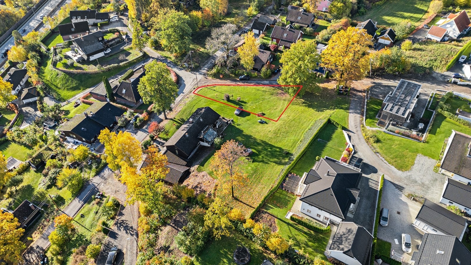 Tomten markert med rødt - markeringen kan avvike noe og det henvises til reguleringskartet for nøyaktige mål. Galleribilde