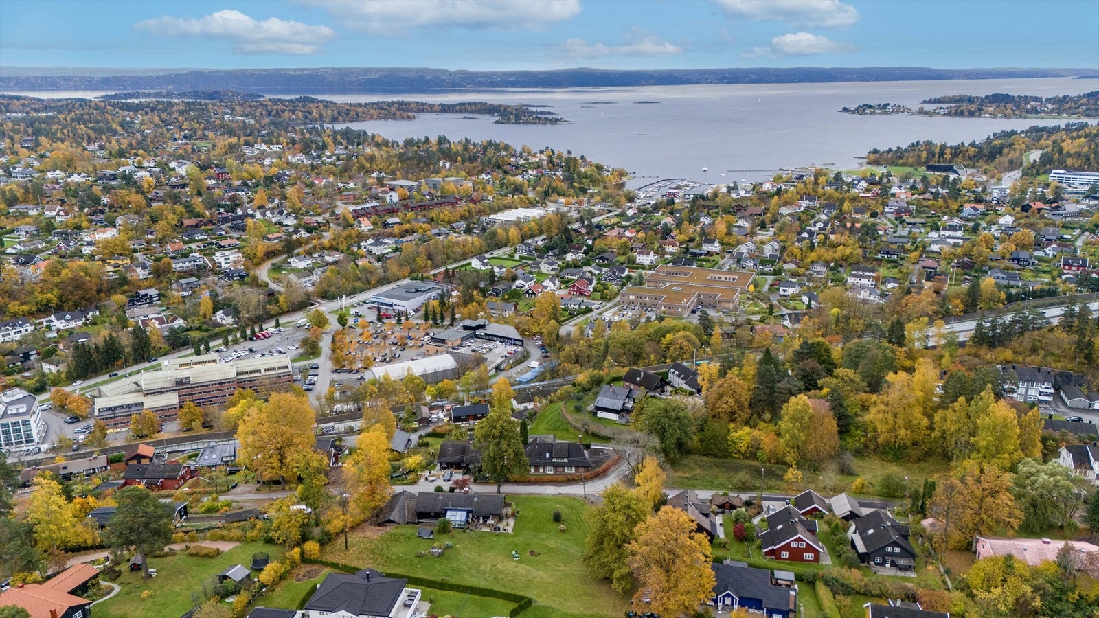 Nærmeste dagligvare er Kiwi som ligger ca. 850 m fra boligen. Nærmeste busstopp er Nesbru som er 13 min gange unna eiendommen. Galleribilde