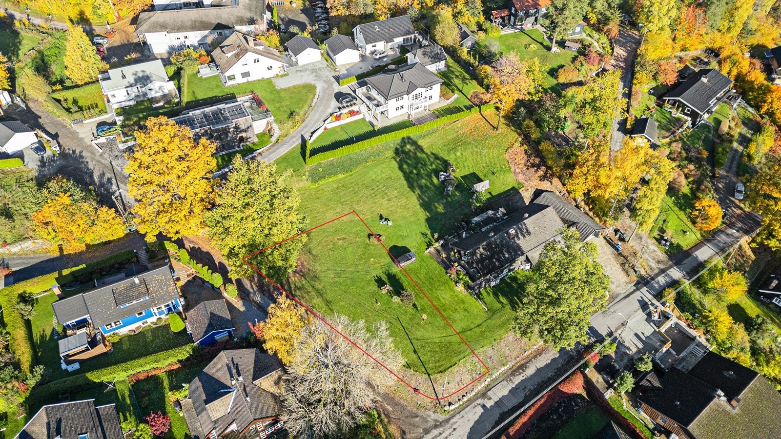 Tomten markert med rødt - markeringen kan avvike noe og det henvises til reguleringskartet for nøyaktige mål. Galleribilde