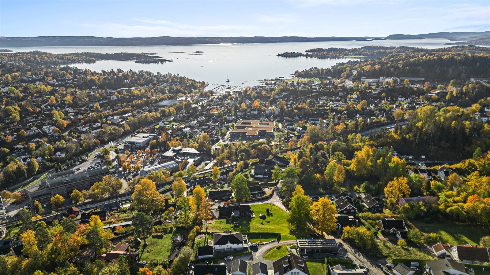 Det er kort vei til skoler, barnehager, sport- og fritidsaktiviteter samt Holmen senter med et godt utvalg butikker og servicetilbud. Galleribilde