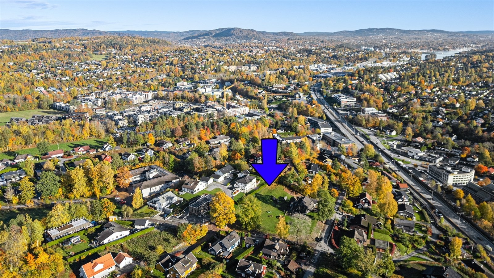 Tomten ligger sentralt til Nesbru. Galleribilde