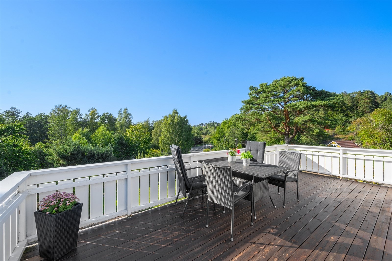 Solrik terrasse ut fra stuen Galleribilde