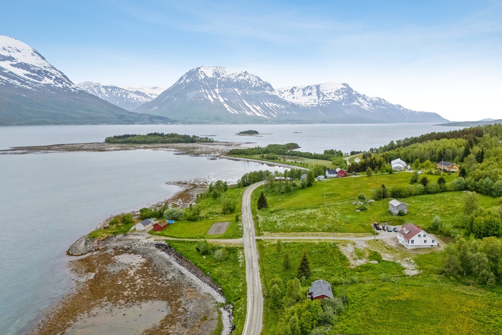Velkommen til Jøvikveien 221!
En meget velholdt og stor bolig med naust, svær eiendom på over 900 mål. Nydelig beliggenhet i naturskjønne omgivelser. - Foto: EFKT Galleribilde