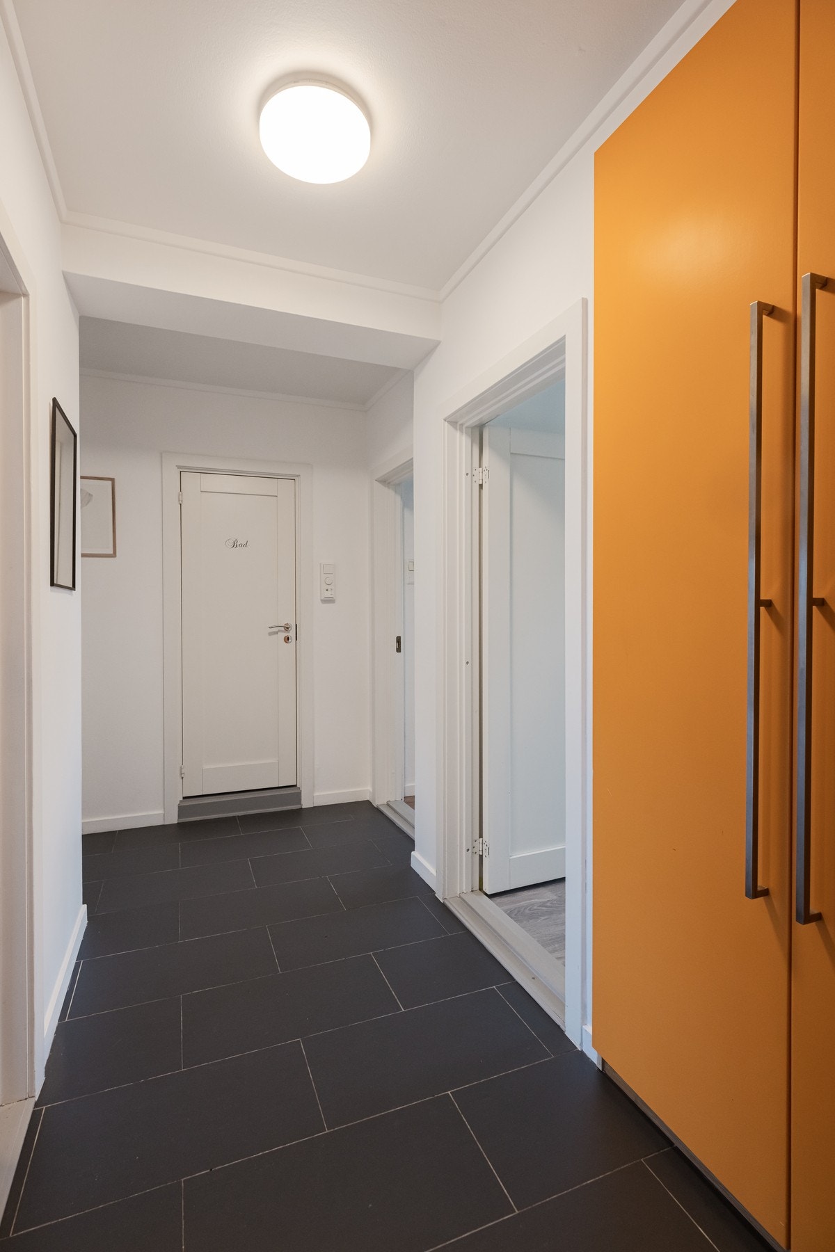 Her finner du både hylle, oppheng og garderobeskap - perfekt for en ryddig hverdag. Galleribilde