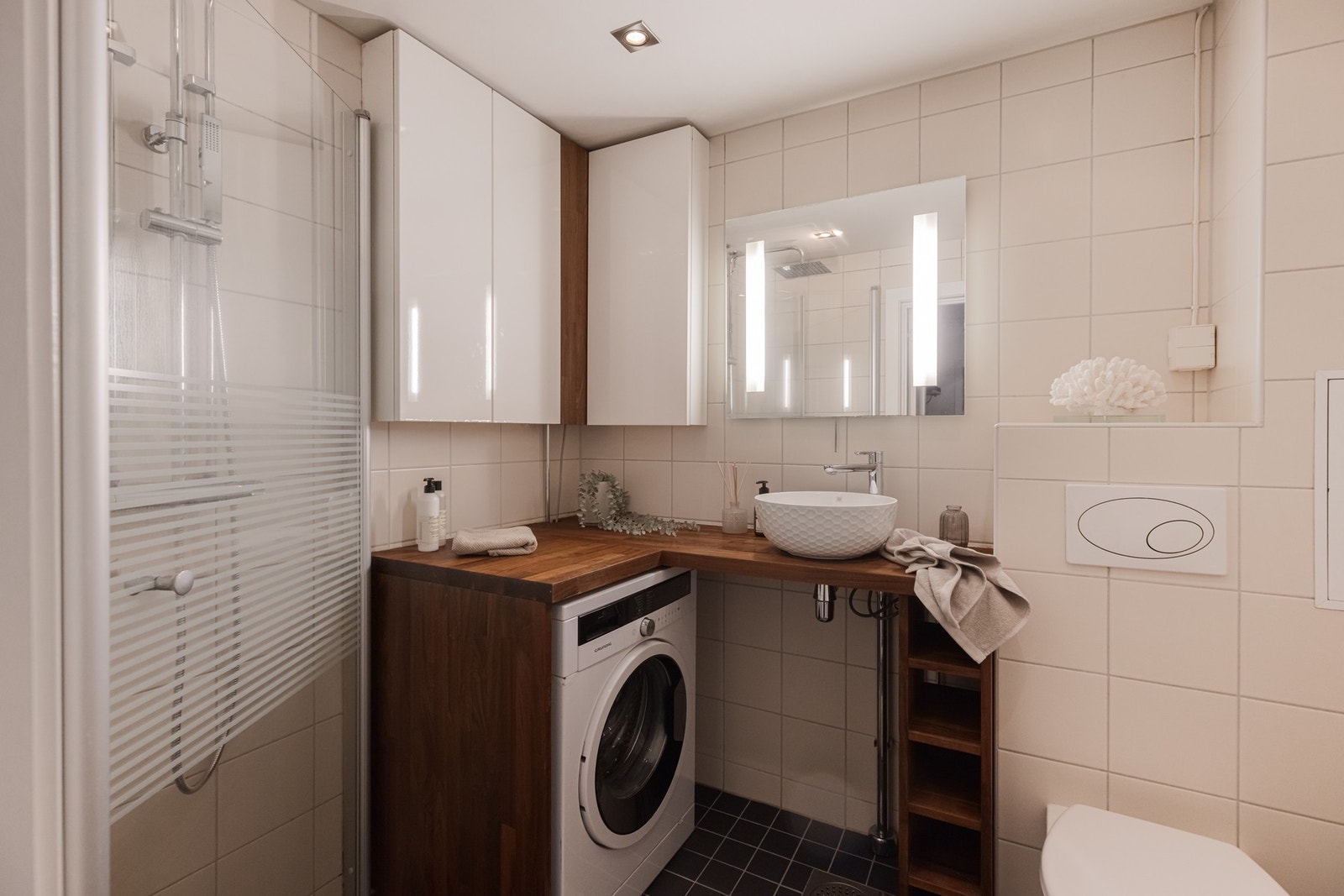 Badet fra 2010 er lekkert og helfliset, med moderne detaljer og komfort som varmekabler i gulv. Galleribilde