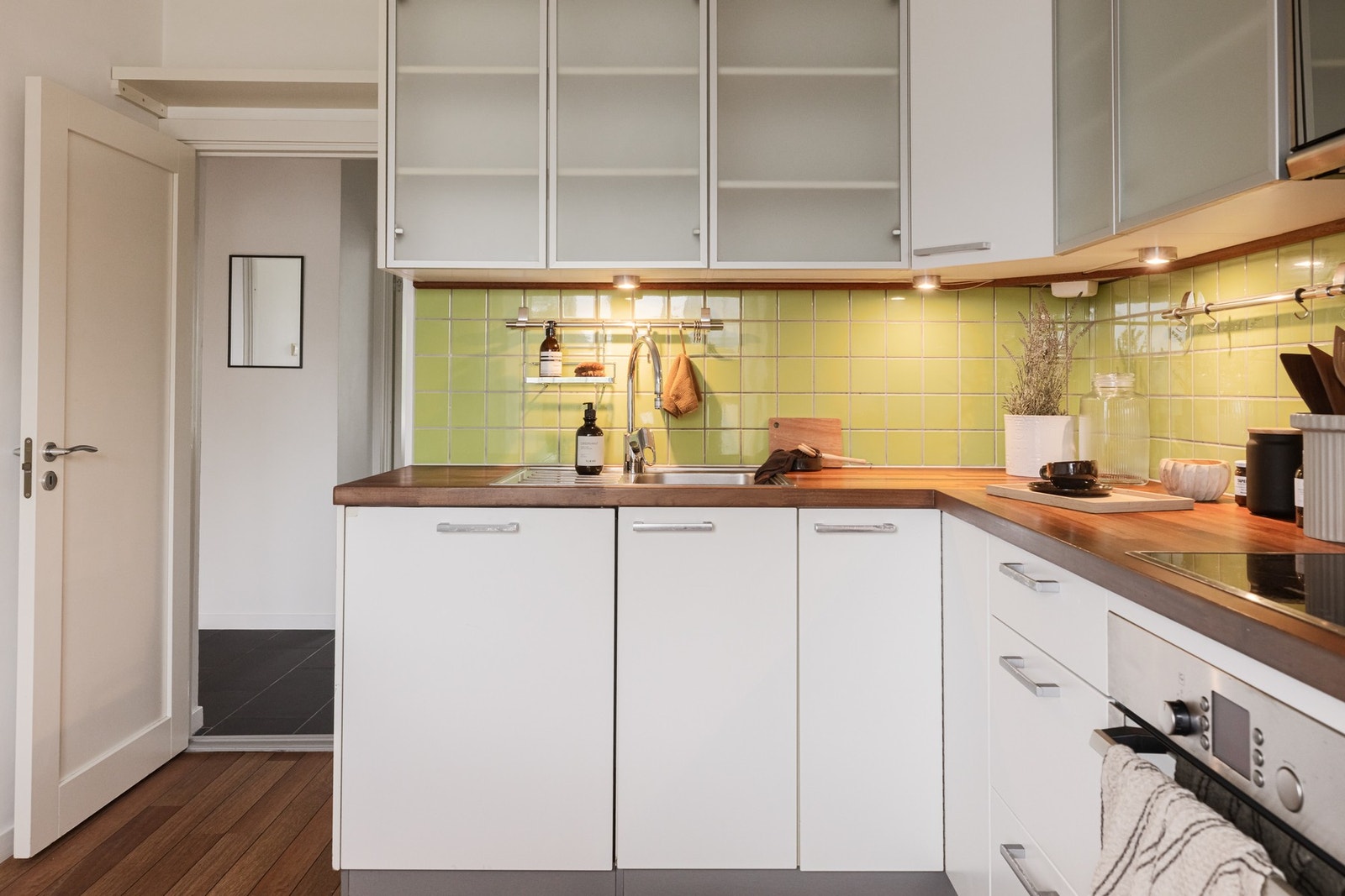 Integrerte hvitevarer som komfyr, keramisk topp, mikrobølgeovn og oppvaskmaskin. Galleribilde