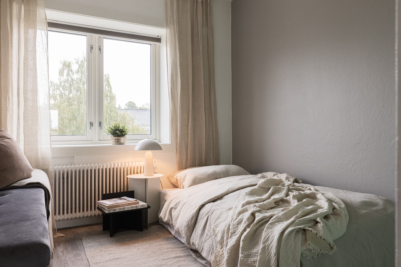 Begge rom har plissegardiner som gir både skjerming og stilrent uttrykk. Galleribilde