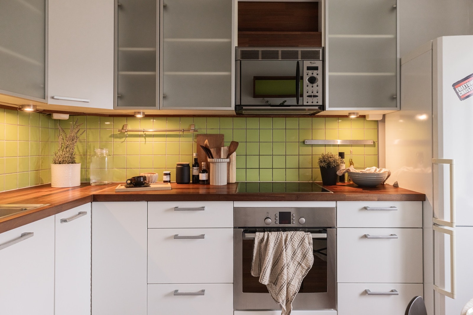 Her er det rikelig med skap- og benkeplass, og heltre benkeplate med nedfelt kum, fliser over benk. Galleribilde