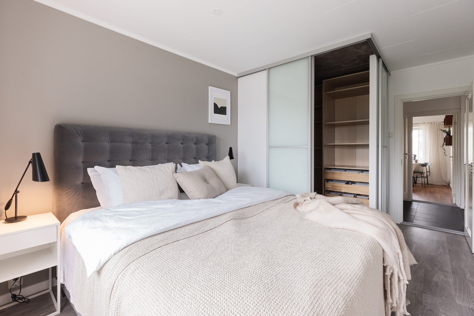 Hovedsoverommet imponerer med en smart garderobeløsning/omkledningsrom med skyvedører og innredede skap. Galleribilde