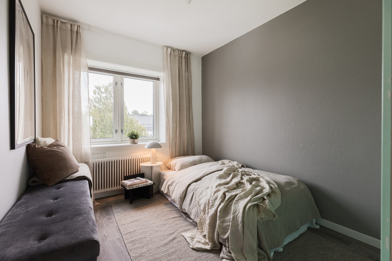 Soverom nummer to har garderobeskap og fungerer ypperlig som barnerom, gjesterom eller kontor. Galleribilde