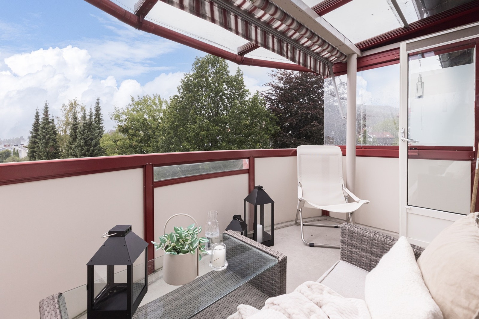 Fra stuen er det utgang til en vestvendt balkong på ca. 6,5 kvm - en herlig uteplass med regulerbart glasstak. Galleribilde