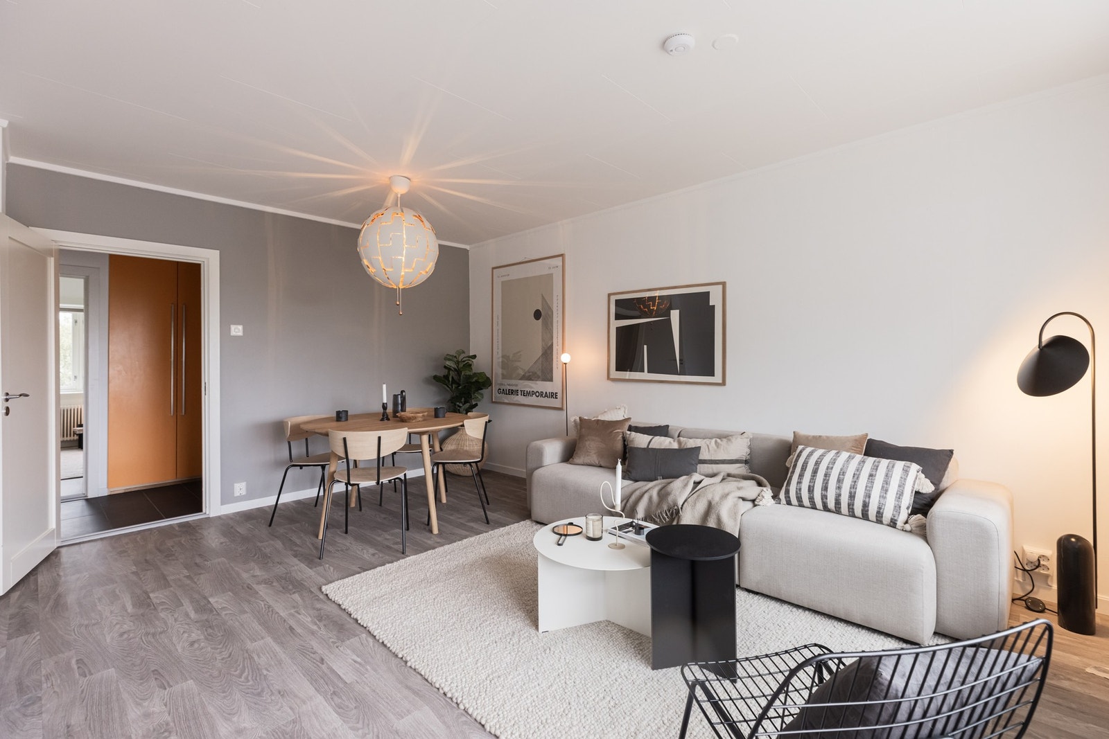 Her er det god plass til sofaseksjon og spisebord med tilhørende møblement. Galleribilde