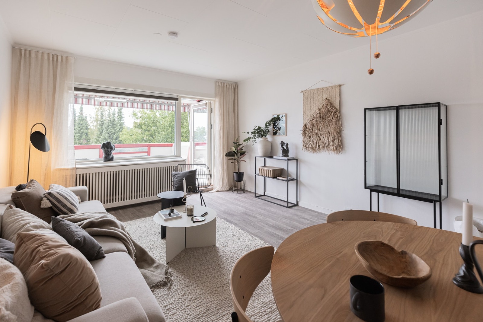 Den lyse og trivelige stuen gir rom for både avslapning og sosiale sammenkomster. Galleribilde