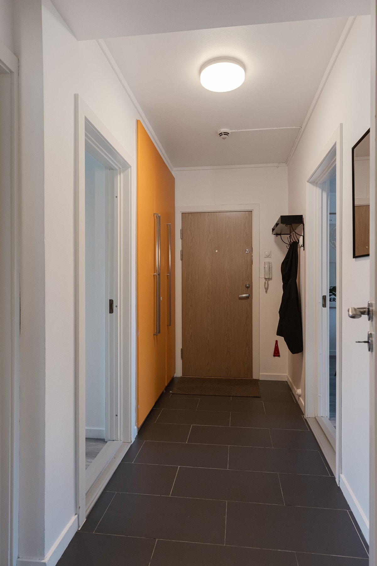 Leiligheten ønsker deg velkommen med en flislagt entré (nye fliser 2015) med god plass til sko, yttertøy og praktiske garderobeløsninger. Galleribilde