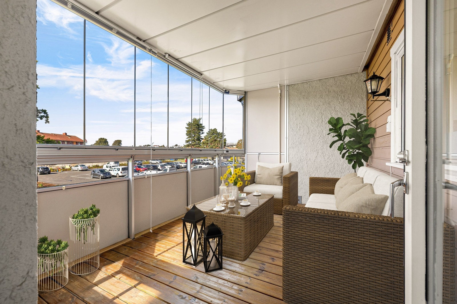 Skjermende glass gjør verandaen nærmest til et ekstra rom. Her er det sommerstid sol fra rundt kl. 14 til nærmere kl. 21. Digitalt møblert bilde. Galleribilde