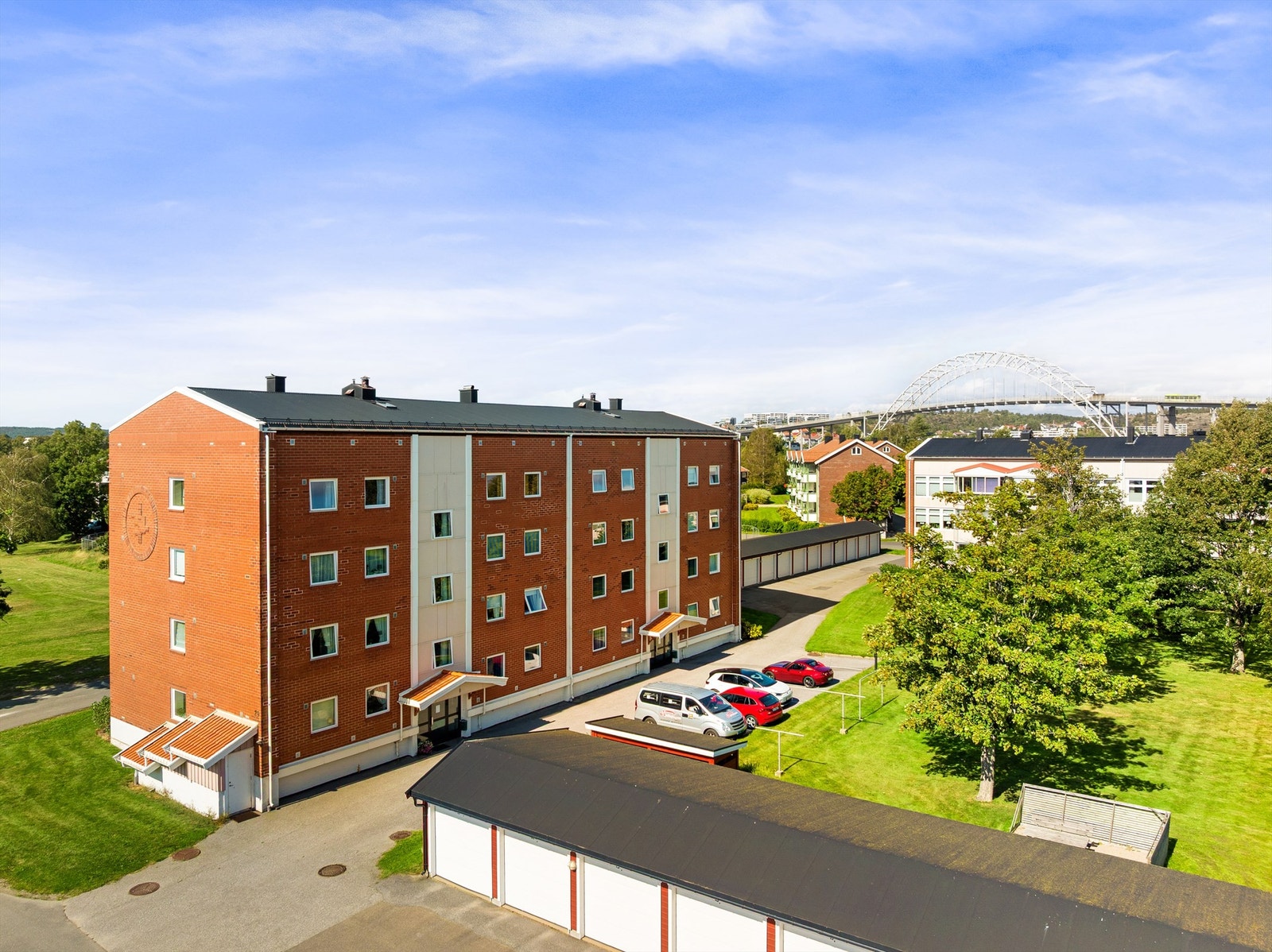 Biloppstillingsmuligheter finnes rett utenfor hovedinngangen. Ladere er satt opp på området av borettslaget. Eventuell garasjeplass tildeles etter søknad og venteliste. Galleribilde
